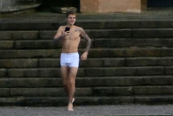 justin-bieber-mac-doc-quan-lot-chay-tung-tang-quanh-san-nha-2
