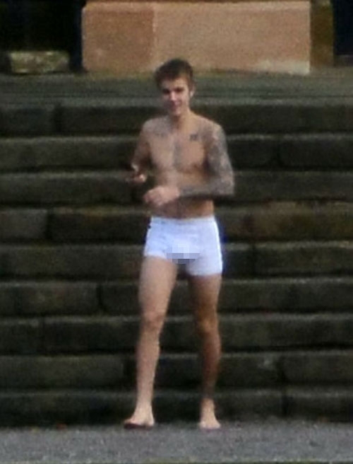 justin-bieber-mac-doc-quan-lot-chay-tung-tang-quanh-san-nha-3