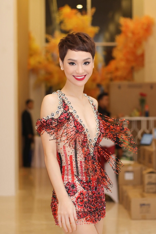 tra-my-idol-goi-cam-khi-tai-xuat-san-khau-1