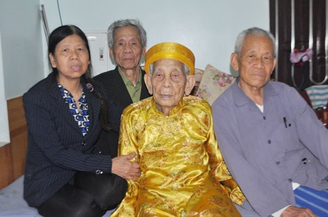  Cụ Phương quây quần cùng các con. 