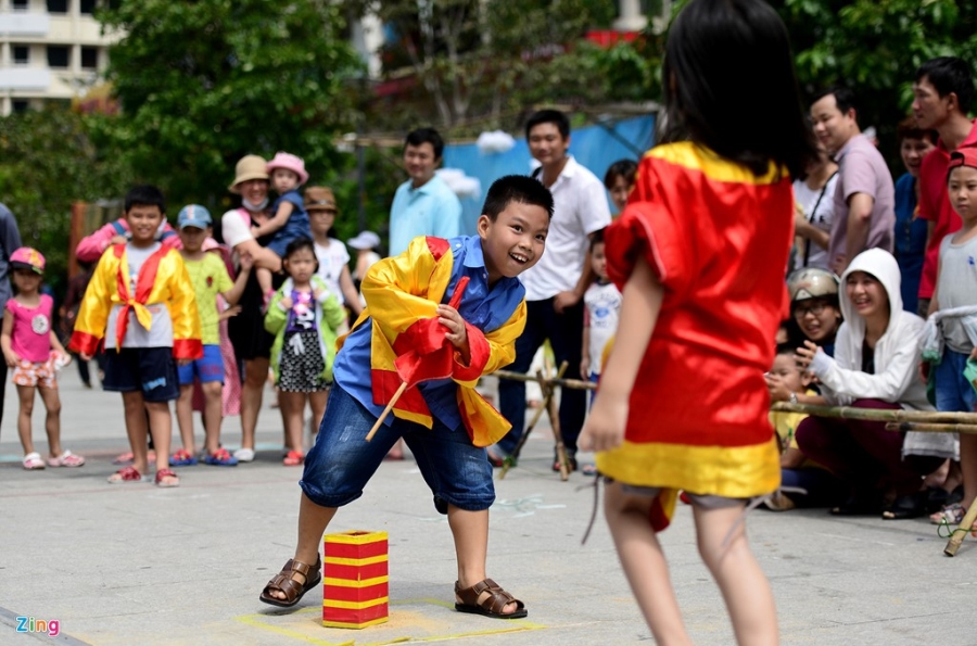 Mua lan, dau vo, co nguoi nhon nhip pho di bo Sai Gon hinh anh 9