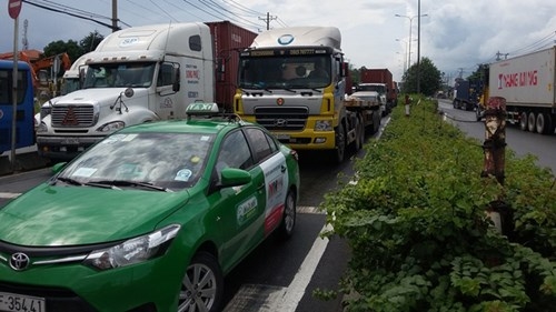 Quốc lộ 1A kẹt cứng vì xe tải tông gãy trụ đèn bắc ngang đường ảnh 1