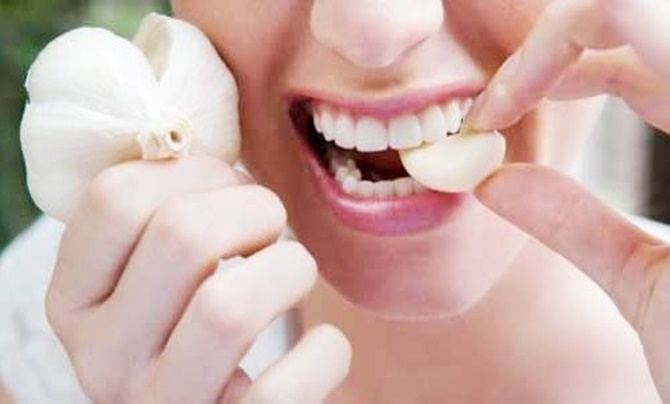 Vì sao tỏi làm miệng bạn có mùi hôi?