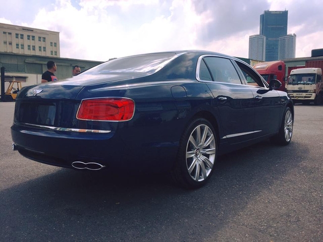 Bentley Flying Spur V8 màu lạ cập bến Việt Nam - Ảnh 2.