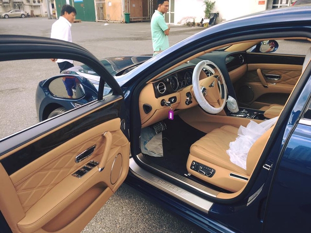 Bentley Flying Spur V8 màu lạ cập bến Việt Nam - Ảnh 3.
