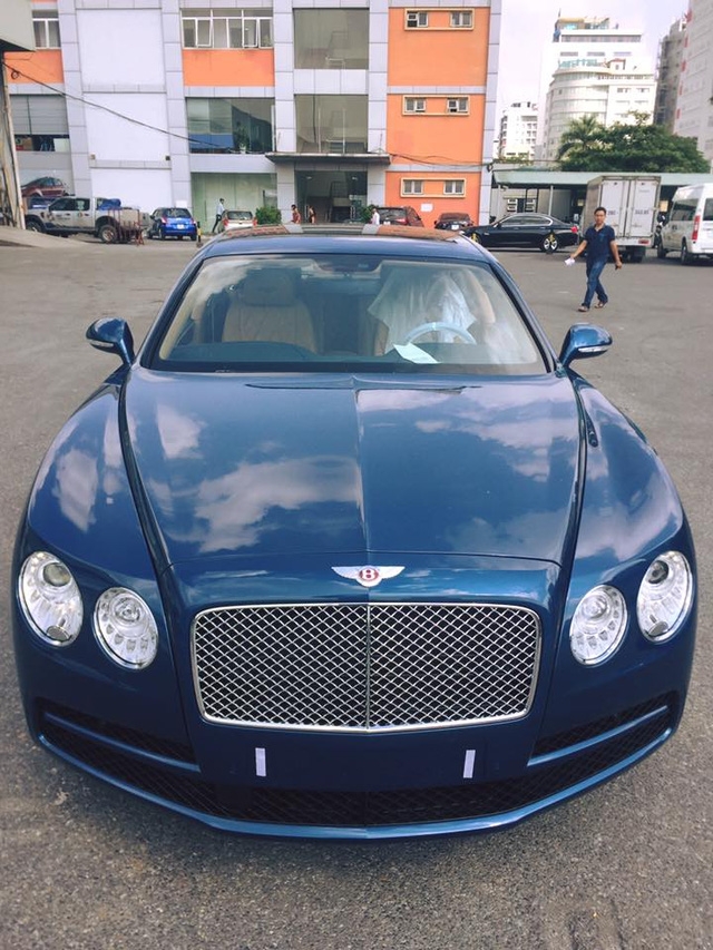 Bentley Flying Spur V8 màu lạ cập bến Việt Nam - Ảnh 4.