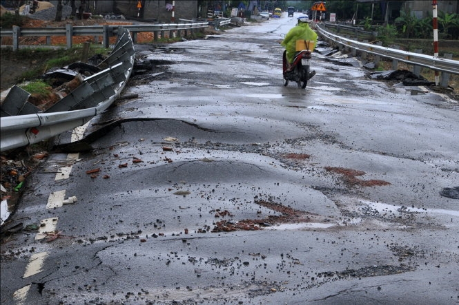 Cận cảnh người dân Quảng Bình ráo riết chạy lũ 