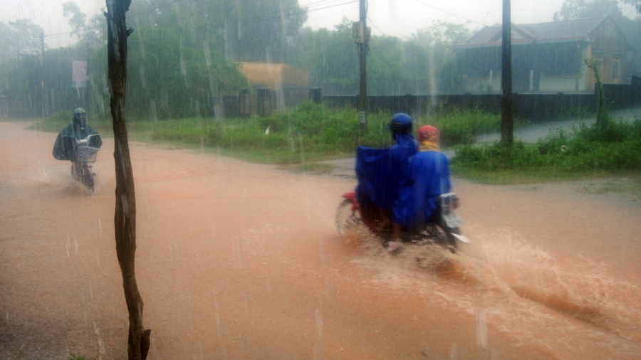 Cận cảnh người dân Quảng Bình ráo riết chạy lũ 