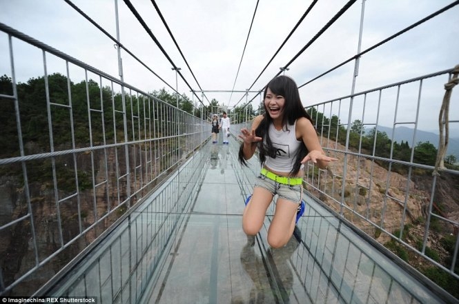 Hai cô gái kéo thanh niên run sợ qua cầu đáy kính 