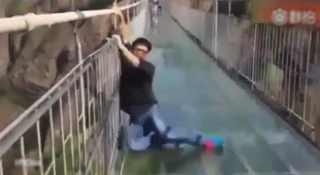 Hai cô gái kéo thanh niên run sợ qua cầu đáy kính 