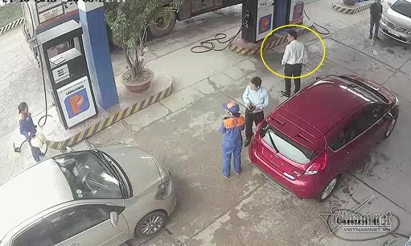 NHÂN VIÊN BÁN XĂNG BỊ ĐÁNH, ĐÁNH nữ NHÂN VIÊN, đánh nữ nhân viên bán xăng, ngân hàng hợp tác xã