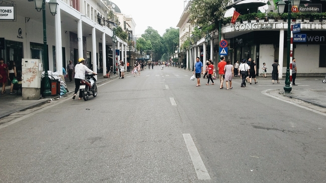 Phố đi bộ Hà Nội sạch bóng chó không rọ mõm sau ngày thành phố phát đi lệnh cấm - Ảnh 2.