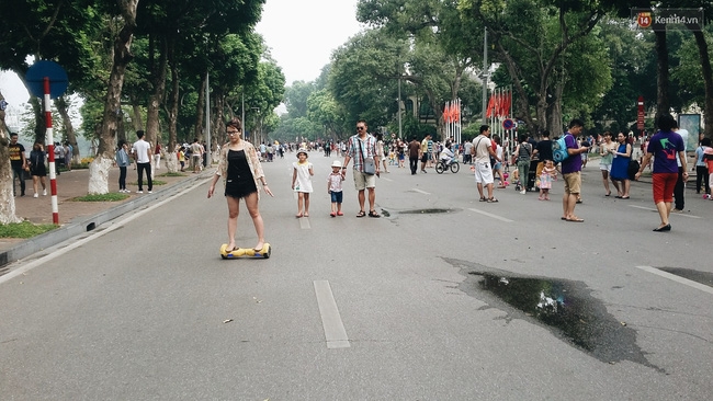 Phố đi bộ Hà Nội sạch bóng chó không rọ mõm sau ngày thành phố phát đi lệnh cấm - Ảnh 4.