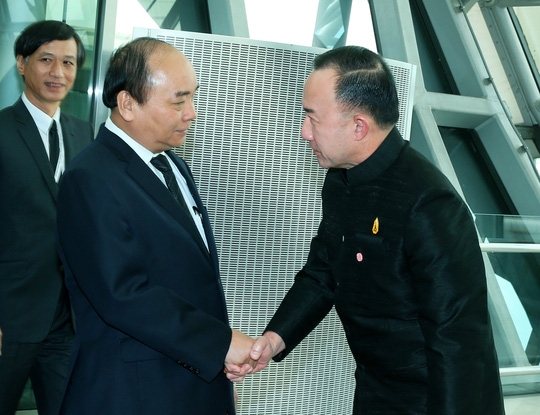 thu tuong di cong tac bang may bay thuong mai: gan gui dan hon hinh anh 1