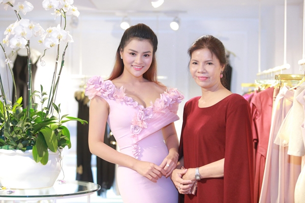 vo-chong-vu-thu-phuong-lan-dau-lo-dien-cung-hai-con-gai-5