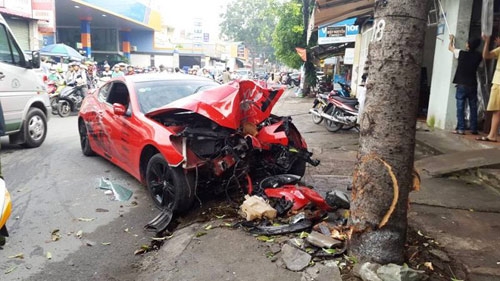 Xế hộp “bứng” gốc cây trên phố, tài xế bất động sau vô lăng - 2