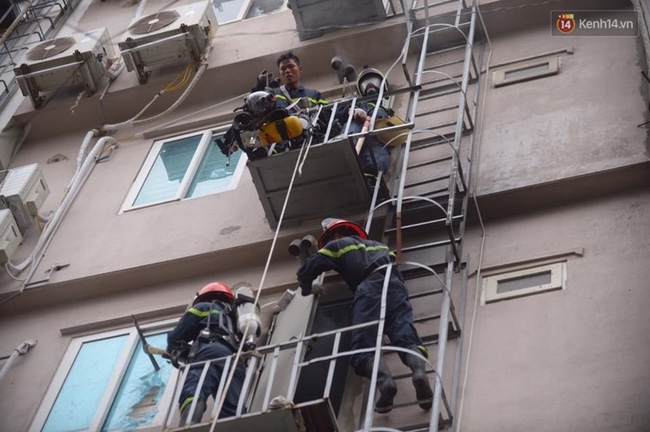 Clip lính cứu hỏa chìm trong khói lửa mịt mù ở Hà Nội - Ảnh 11.