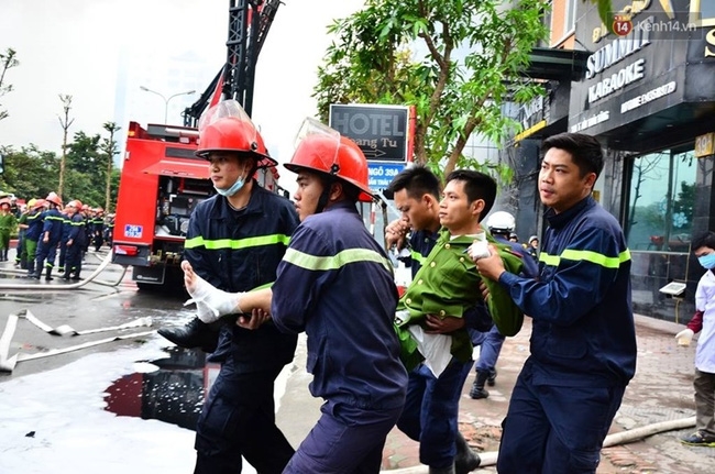 Clip lính cứu hỏa chìm trong khói lửa mịt mù ở Hà Nội - Ảnh 14.
