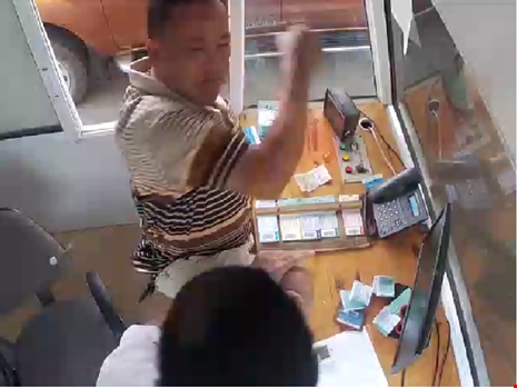 Cong an vao cuoc vu can bo kiem lam danh nhan vien thu phi hinh anh 1