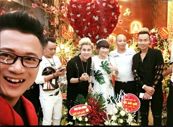 Rất nhiều nghệ sĩ được mời tham gia vào sinh nhật của vị đại gia này. (Ảnh: Internet)