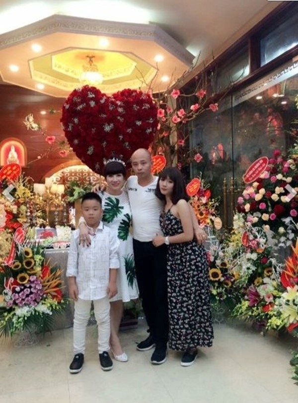 Vợ chồng đại gia Đường cùng con gái và con trai. (Ảnh: Internet)