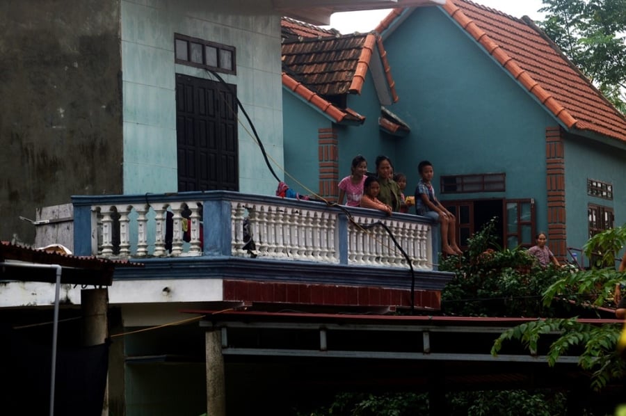 Lu len tren 3 m o Quang Binh, nguoi dan phai leo mai nha hinh anh 6