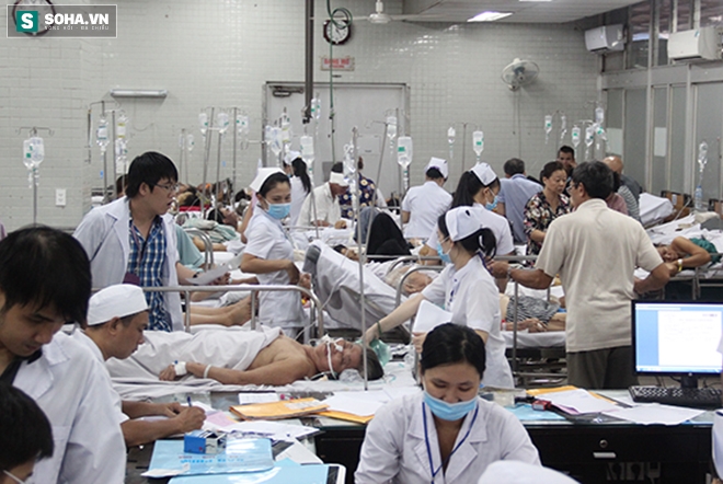 Ma men chửi rủa, đánh y tá, nôn thốc nôn tháo lên người bác sĩ - Ảnh 1.