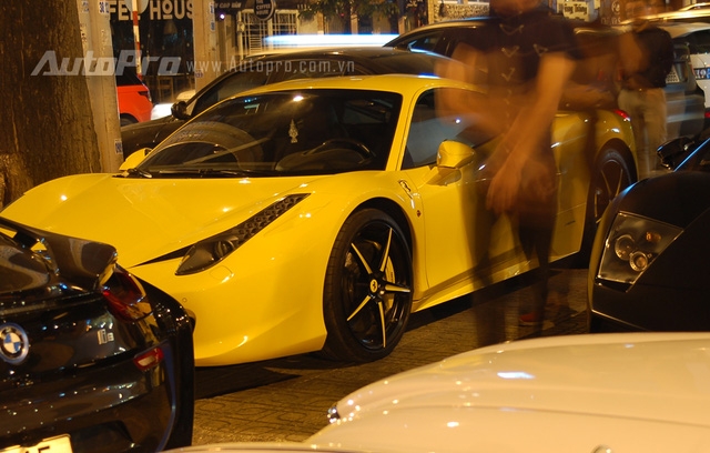  Điều đáng nói đây là chiếc Ferrari 458 Italia hiếm hoi tại thị trường Việt Nam được nhập khẩu từ Dubai và còn được trang bị nhiều đồ chơi độ như ống xả hay động cơ đã được tinh chỉnh lại. 