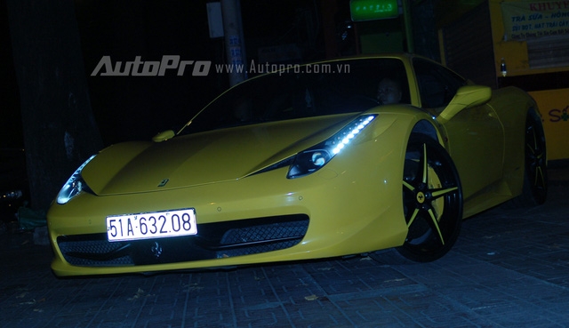  Chiếc Ferrari 458 Italia này xuất hiện tại thị trường Việt Nam vào năm 2011 theo đơn đặt hàng của một nữ doanh nhân bất động sản sinh sống tại Hà thành, sau vài năm làm dâu tại thủ đô, ngựa già được cho Nam tiến để tìm chủ khác và thật trùng hợp, người chủ thứ 2 cũng là một người nữ. 