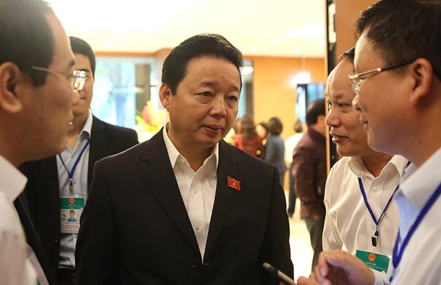 Bộ trưởng TN-MT Trần Hồng Hà bên hành lang Quốc hội phiên thảo luận về tình hình kinh tế - xã hội (ảnh: Hoàng Long).
