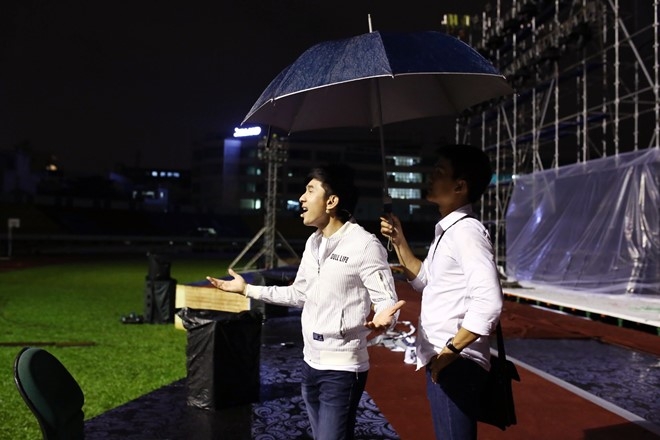 Dan Truong doi mua den tap live show cua Viet Huong hinh anh 3