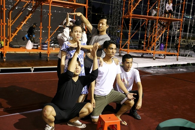Dan Truong doi mua den tap live show cua Viet Huong hinh anh 4