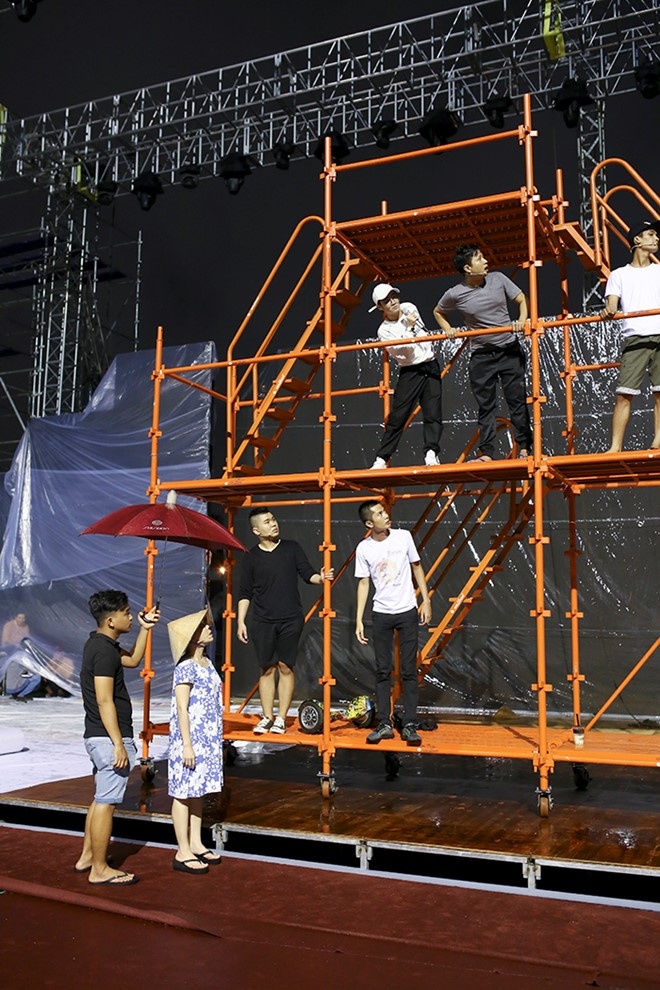 Dan Truong doi mua den tap live show cua Viet Huong hinh anh 7