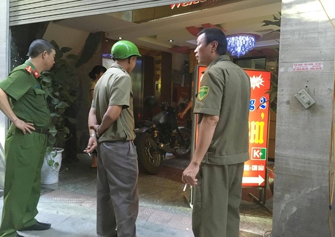 Loi khai giang ho na dan AK ban chet nhan vien khach san hinh anh 3