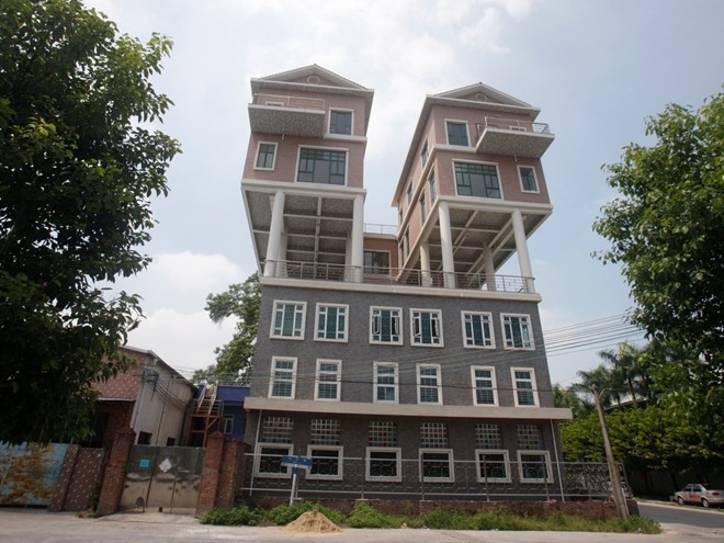 Nhung can nha xay tren dia hinh khong tuong hinh anh 8