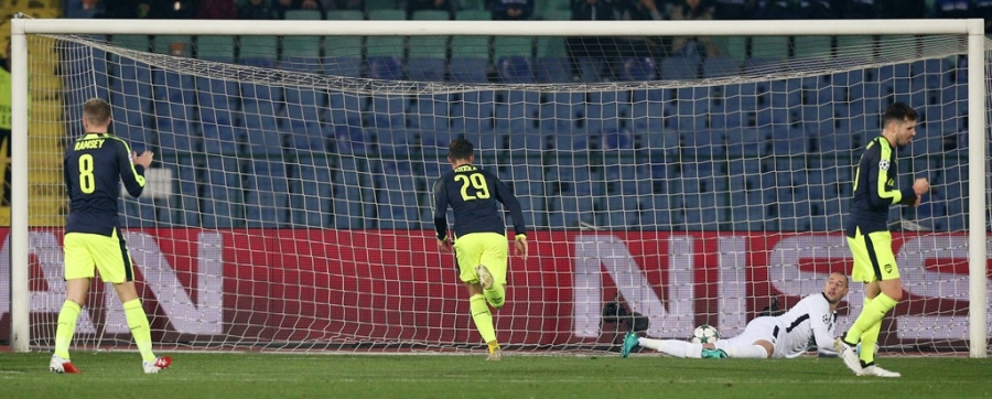 Oezil solo dang cap giup Arsenal gianh ve vao vong knock-out hinh anh 4