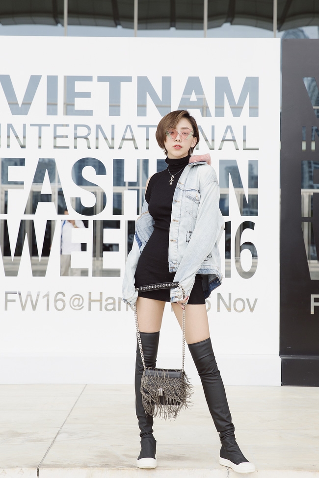 Chẳng cần lồng lộn, Tóc Tiên vẫn sexy cực kì ở khu vực street style của Vietnam International Fashion Week - Ảnh 1.