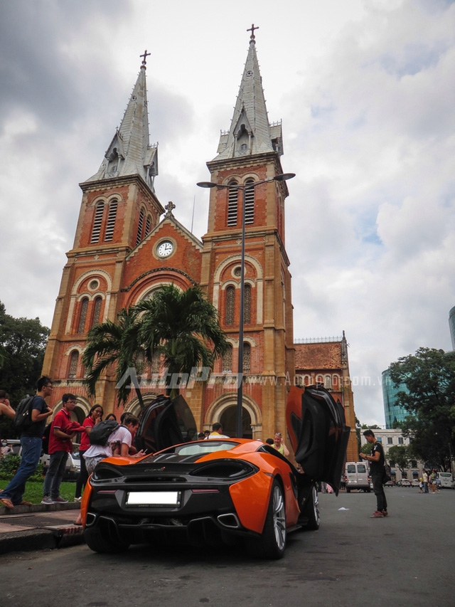  Sau 1 tháng cày nát các con phố tại Thủ Đô, siêu xe McLaren 570S với ngoại thất cam rực rỡ được cho lên xe chuyên dụng để vận chuyển vào Sài thành định cư. Trong đó, siêu xe với bộ áo màu cam đã gây chú ý lớn khi xuất hiện gần khu vực nhà thờ Đức Bà, quận 1, Tp.HCM, nơi thu hút khá nhiều bạn trẻ Việt cũng như du khách nước ngoài tham quan vào mỗi cuối tuần. 