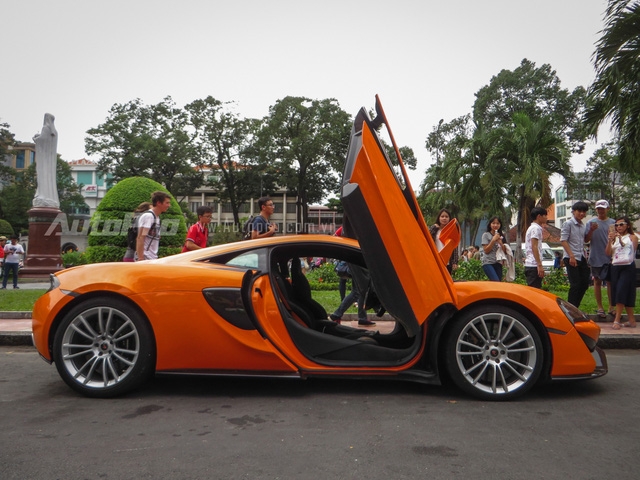  Tại đây chủ nhân của siêu xe McLaren 570S này khá hòa đồng, khi chủ động bung đôi cửa hình cánh bướm cho mọi người chiêm ngưỡng và cũng tạo nên cơ hội hiếm có cho giới săn xe tại Sài thành ghi lại khoảnh khắc ấn tượng này. 