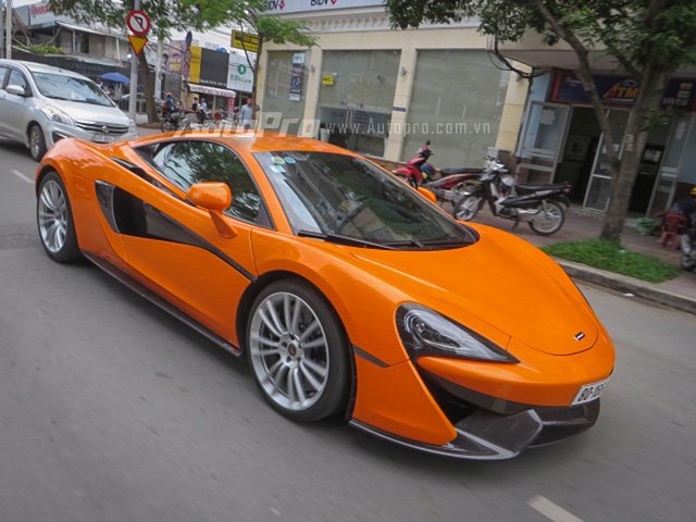  Trong đó, chiếc McLaren 570S đầu tiên xuất hiện tại Việt Nam có ngoại thất màu xám và từng thuộc sở hữu của doanh nhân Nguyễn Quốc Cường khoảng 3 tháng, trước khi, được anh đẩy ra một công ty nhập khẩu ô tô quận 5 để dọn đường cho siêu xe Ferrari F12 Berlinetta về garage. 