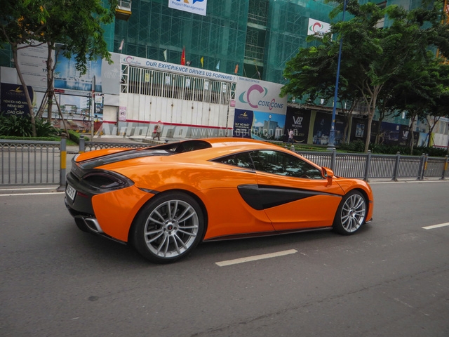  Chiếc McLaren 570S thứ 2 sở hữu ngoại thất cam nổi bật đi kèm với đó là nhiều chi tiết phủ carbon cao cấp. Hiện chưa rõ mức giá dành cho chiếc McLaren 570S thứ 2 tại Việt Nam. Chỉ biết, tại thị trường nước ngoài, xe có mức giá bán 180.000 USD. 