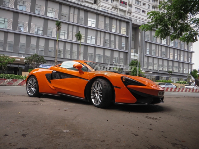  McLaren 570S là dòng xe thể thao hoàn toàn mới được sinh ra nhằm để cạnh tranh cùng các đối thủ như Audi R8, Porsche 911 Turbo S và xa hơn là Lamborghini Huracan LP610-4. Tuy được xem là siêu xe giá rẻ trong danh mục sản phẩm của hãng siêu xe đến từ Anh Quốc, nhưng 570S vẫn sở hữu cửa cánh bướm quen thuộc. 