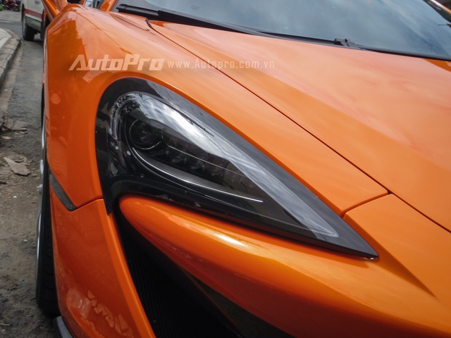  Về tổng thế thiết kế, 570S khá giống với siêu xe hàng hot 650S, tuy nhiên, so với đàn anh, siêu xe sport series có phần cản trước thiết kế lại với hai khe hốc gió phía trước được thu nhỏ lại. Ngoài ra, phần đèn pha hình lưỡi liềm trên 570S có thiết kế đầy đặn hơn so với 650S. 
