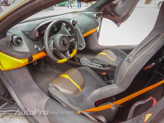  Nội y của chiếc McLaren 570S thứ 2 tại Việt Nam gây ấn tượng với chất liệu da Alcantara cao cấp, đi kèm còn có nhiều chi tiết xuất hiện trong màu cam tông xuyệt tông với ngoại thất. 