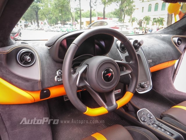  Bên trong khoang lái, McLaren 570S được trang bị một màn hình cảm ứng 7 inch mang tên gọi Iris trên bảng điều khiển trung tâm giúp chủ nhân có thể điều khiển hệ thống giải trí theo xe, cùng các chức năng như kiểm soát khí hậu, kết nối Bluetooth hay trở thành camera theo dõi vị trí mỗi khi lùi xe. 