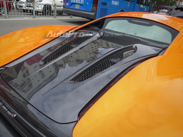  McLaren 570S sử dụng động cơ V8, tăng táp kép, dung tích 3,8 lít, sản sinh công suất tối đa 562 mã lực và mô-men xoắn cực đại 600 Nm. So với đàn anh 650S Spider, 570S thua kém đến 71 mã lực. 