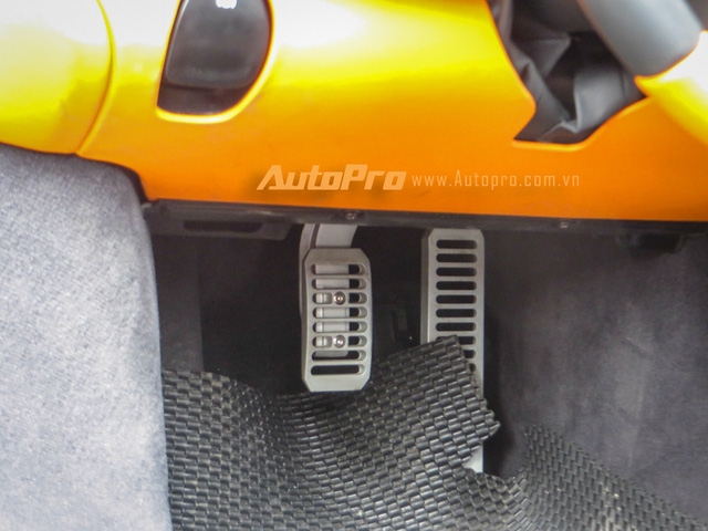  Đàn em của 650S được trang bị 3 chế độ chạy bao gồm bình thường-normal, thể thao-sport và chế độ đua-track, lực hãm của siêu xe McLaren 570S bắt nguồn từ bộ phanh carbon-ceramic đi kèm là la-zăng hợp kim mới cùng lốp Pirelli P-Zero Corsa có kích thước 225/35 bánh trước và 285/35 dành cho bánh sau. 
