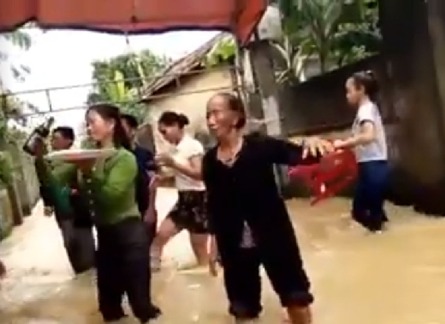 Lạc quan hòa mình trong tiếng nhạc dù nước lũ còn dưới chân. (Ảnh cắt từ clip)