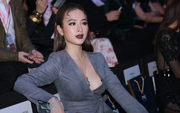 angela-phuong-trinh-lay-tay-che-nguc-vi-so-ho-henh-3