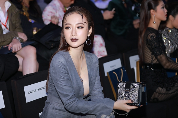 angela-phuong-trinh-lay-tay-che-nguc-vi-so-ho-henh-4